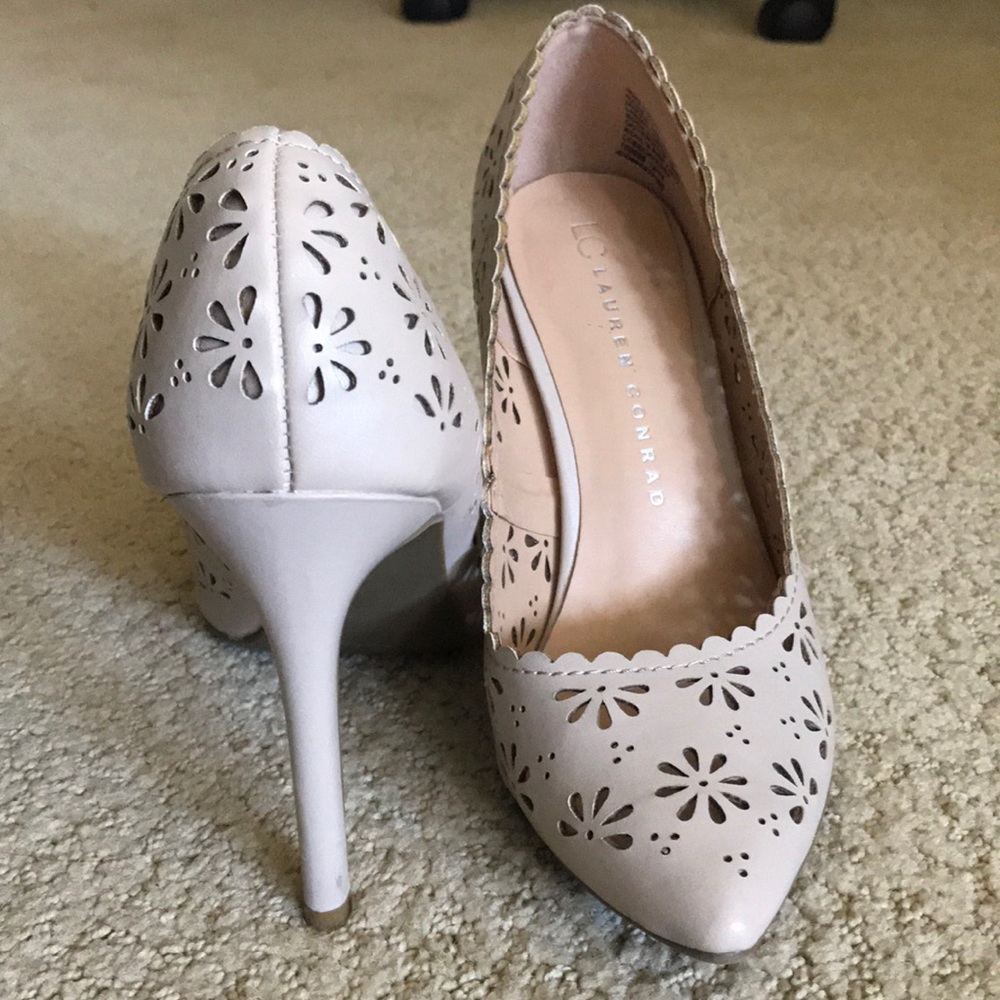 Nude pumps